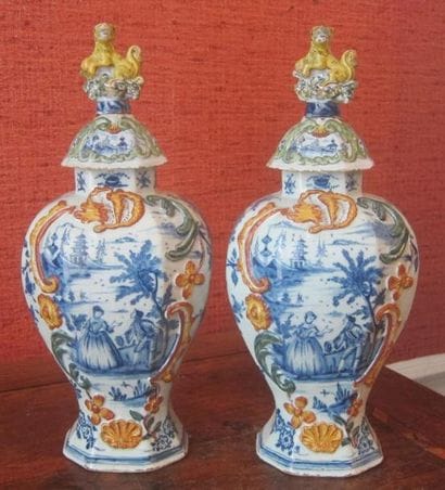 DELFT
Paire de vases couverts à pans coupés...