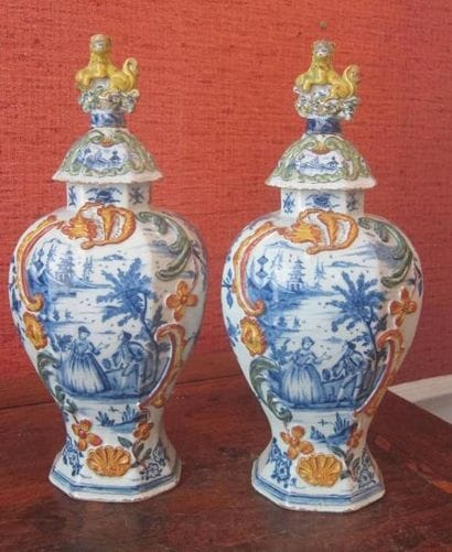 DELFT
Paire de vases couverts à pans coupés...
