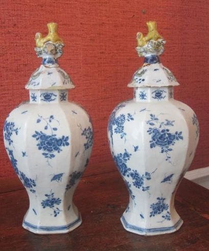 DELFT
Paire de vases couverts à pans coupés...