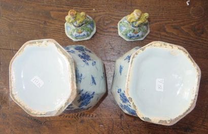 DELFT
Paire de vases couverts à pans coupés...