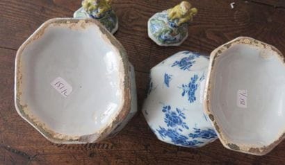 DELFT
Paire de vases couverts à pans coupés...