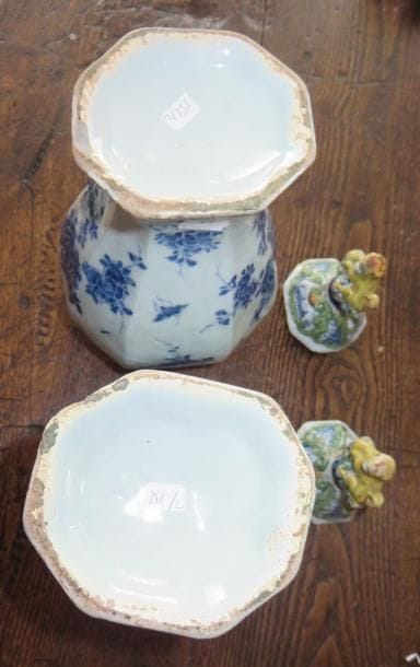 DELFT
Paire de vases couverts à pans coupés...