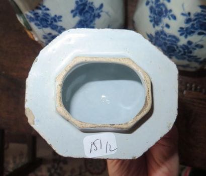 DELFT
Paire de vases couverts à pans coupés...