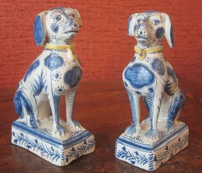 DELFT
Paire de dalmatiens assis reposant...