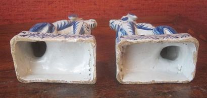 DELFT
Paire de dalmatiens assis reposant...