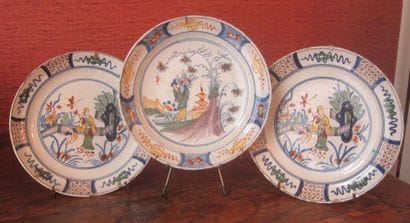 DELFT
Une assiette à décor polychrome d'une...