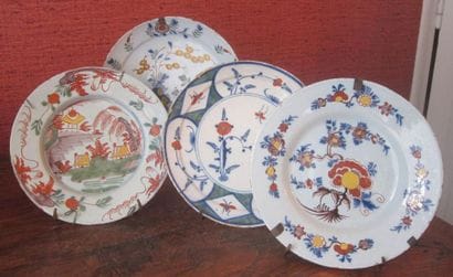 DELFT
Deux assiettes à décor polychrome de...