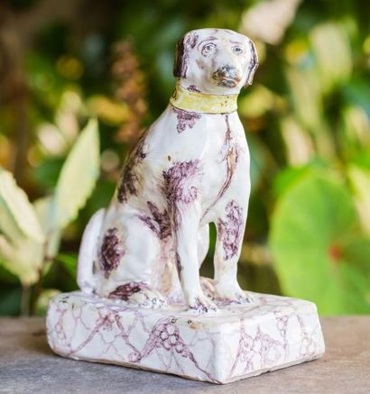 BRUXELLES
Chien assis à décor moucheté en...