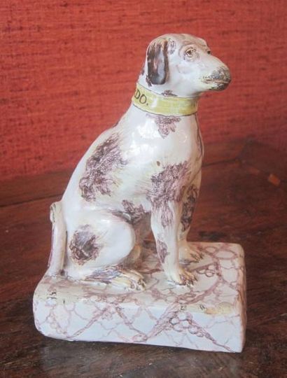 BRUXELLES
Chien assis à décor moucheté en...