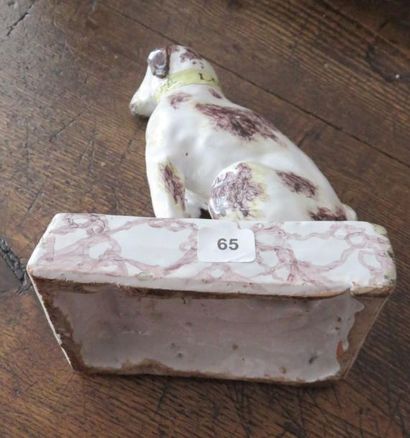 BRUXELLES
Chien assis à décor moucheté en...