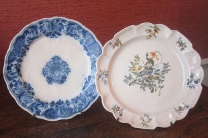 ITALIE Lodi 
Une assiette a décor en camaïeu...