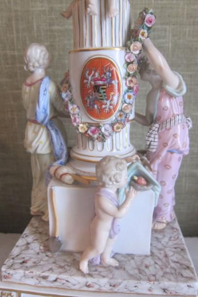 Allemagne Meissen
Groupe en porcelaine polychrome...