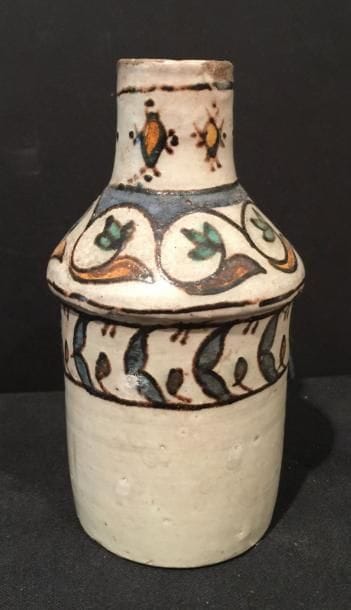 Petite bouteille en faïence à décor polychrome...