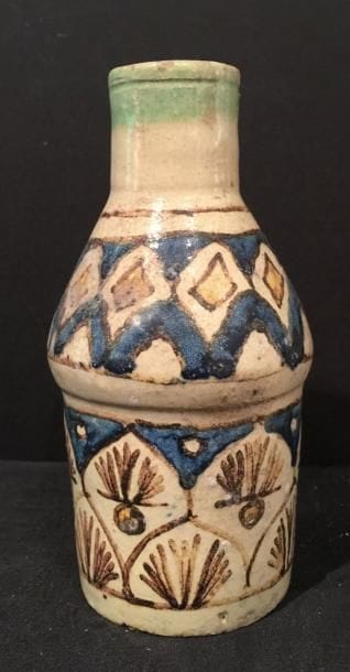 Petite bouteille en faïence à décor polychrome...