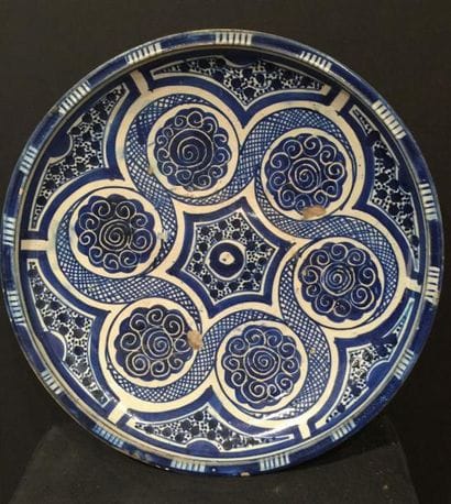 TOBSIL
Plat à nourriture, en faïence à décor...