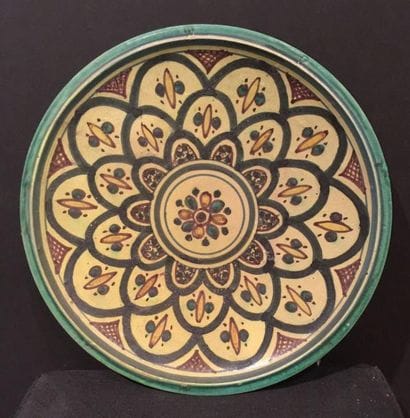 Assiette en faïence polychrome à décor de...