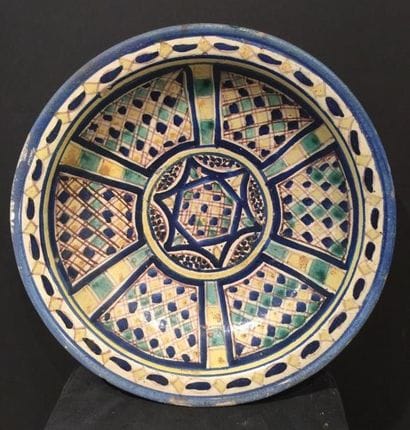 GHOTAR
Plat creux servant pour la pastilla,...