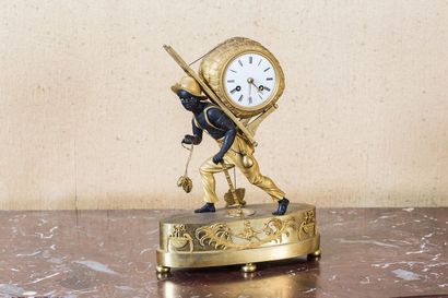 Pendule en bronze doré et patiné figurant...