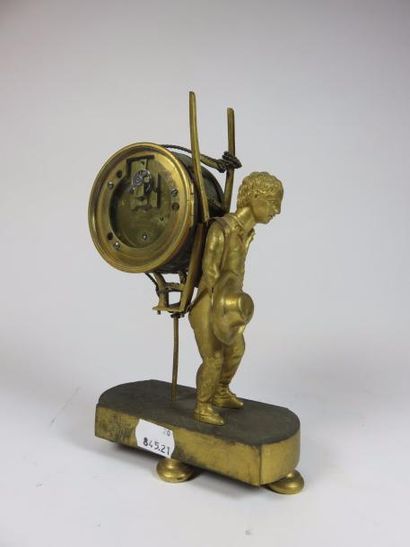 Rare petite pendule en bronze ciselé et doré...
