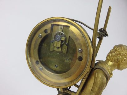 Rare petite pendule en bronze ciselé et doré...