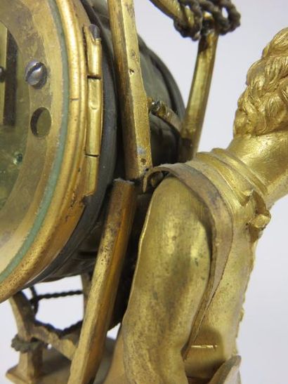 Rare petite pendule en bronze ciselé et doré...