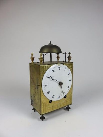 Pendule lanterne en bronze ciselé et doré....