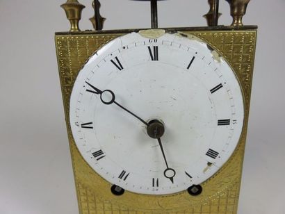 Pendule lanterne en bronze ciselé et doré....