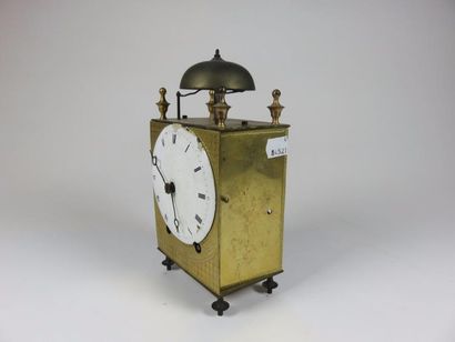 Pendule lanterne en bronze ciselé et doré....