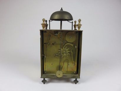 Pendule lanterne en bronze ciselé et doré....