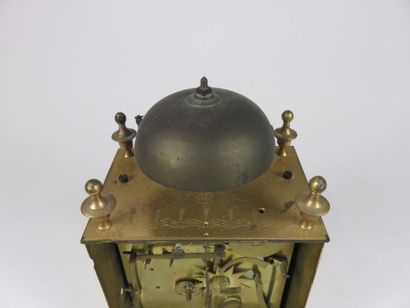 Pendule lanterne en bronze ciselé et doré....