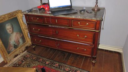 Commode en acajou et quarts de rond de laiton,...