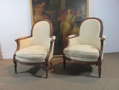 Deux bergères en hêtre mouluré et sculpté,...