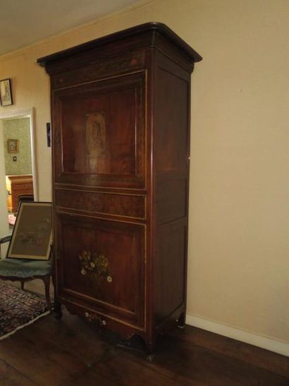 Cabinet en merisier et orme moulurés, ouvre...