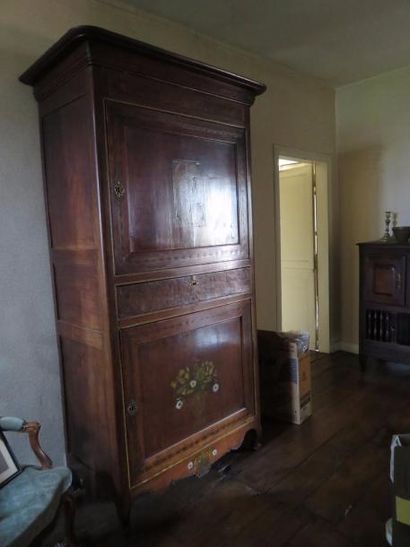 Cabinet en merisier et orme moulurés, ouvre...