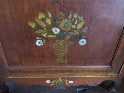 Cabinet en merisier et orme moulurés, ouvre...