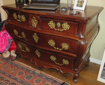 Commode galbée et bombée en acajou massif...