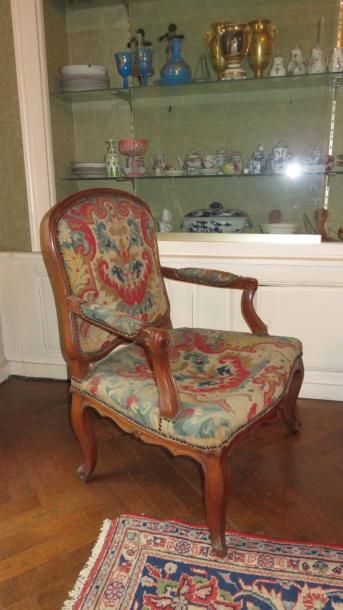 Fauteuil à dossier plat en hêtre mouluré....