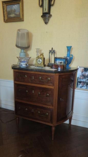 Commode demi-lune en acajou à trois tiroirs...