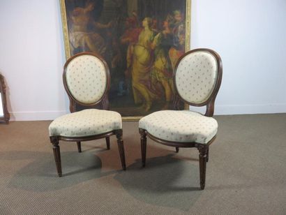 Paire de chaises en noyer mouluré et sculpté,...