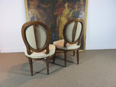 Paire de chaises en noyer mouluré et sculpté,...