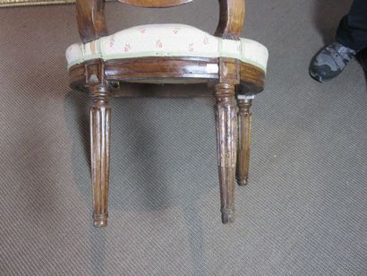 Paire de chaises en noyer mouluré et sculpté,...