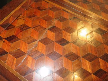 Coiffeuse en marqueterie de cubes sans fond:...