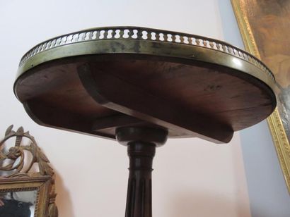 Guéridon en acajou mouluré, le fût fuselé...