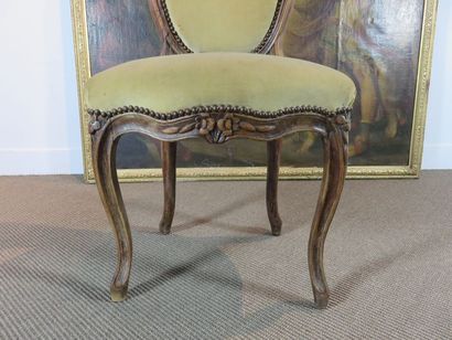 Chaise en hêtre mouluré et sculpté à dossier...