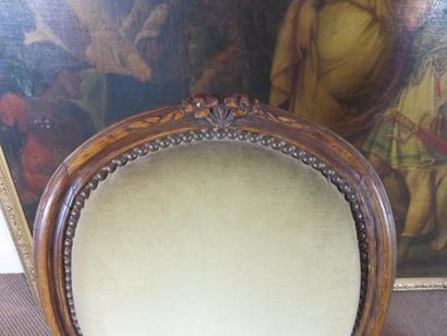 Chaise en hêtre mouluré et sculpté à dossier...