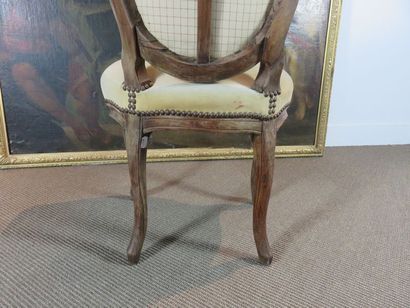 Chaise en hêtre mouluré et sculpté à dossier...