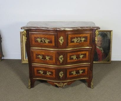 Commode en placage de palissandre en frisage,...