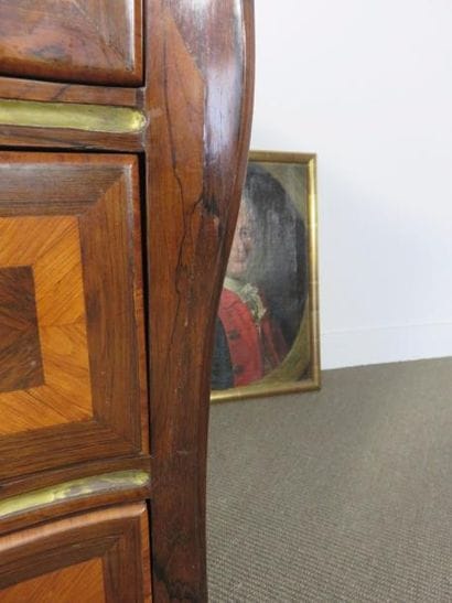 Commode en placage de palissandre en frisage,...