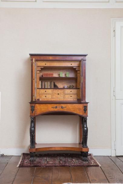 Elégant secrétaire en cabinet en placage...