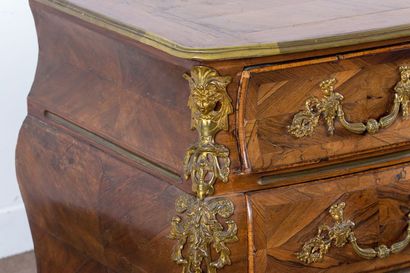 Commode tombeau galbée et bombée en façade...